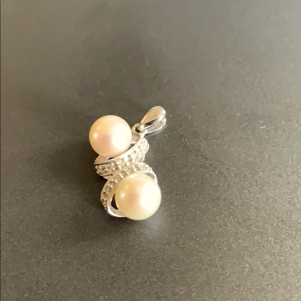 Pave diamond and Pearl pendant